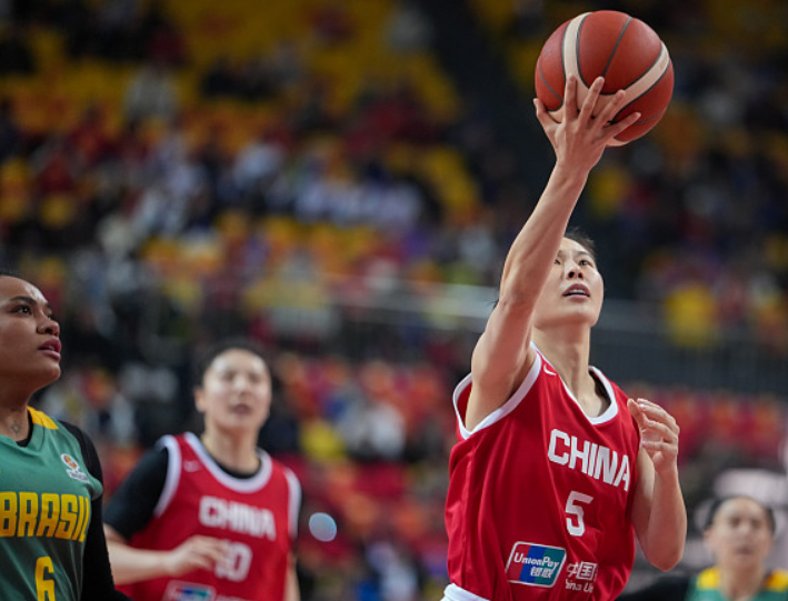 体育赛事-泪目！中国女篮30岁王牌轰21+3拒绝逆转：宫鲁鸣幸亏带了她